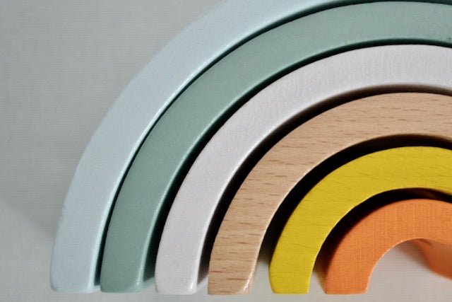 Holz Regenbogen Pastell Baby Spielzeug ab 12 Monate | hochwertiges und umweltfreundliches Holz: FSC zertifiziert, frei von Schadstoffen und langlebig| Fördert motorische Entwicklung, Kreativität, räumliches Denken und Verständnis von Farben | Limon 
